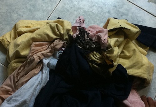 Quần áo bị cháy tại nhà cô bé 11 tuổi chiều 18/5/2012